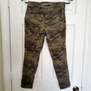 EUC Universal Thread High Rise Skinny Crop Camo Pants, 6